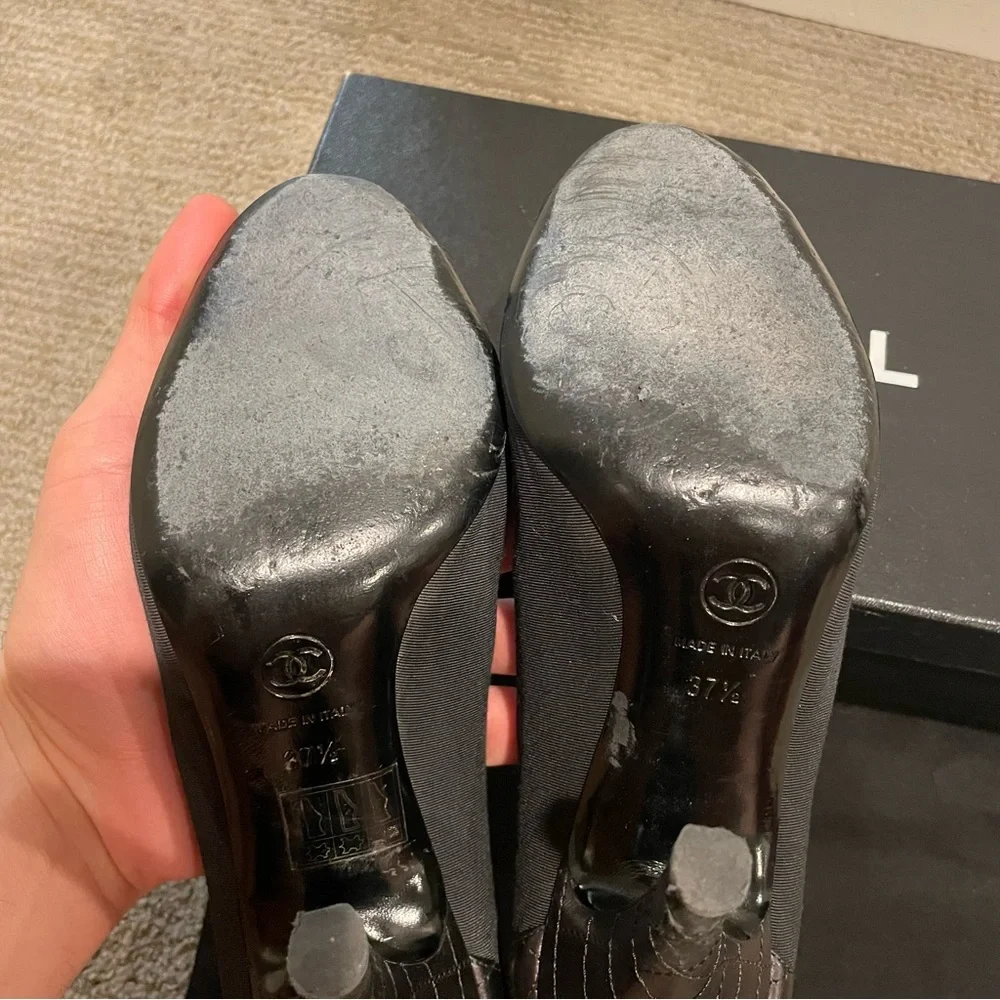 Chanel CC Logo Chain Black Quilted Leather Heels - Picture 7 of 10